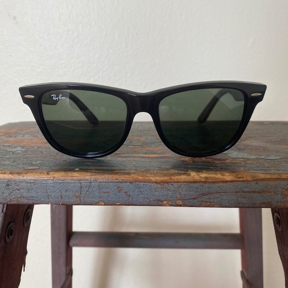 Black Ray-ban Wayfarer Sunglasses with Original Leather Case - Picture 1 of 3
